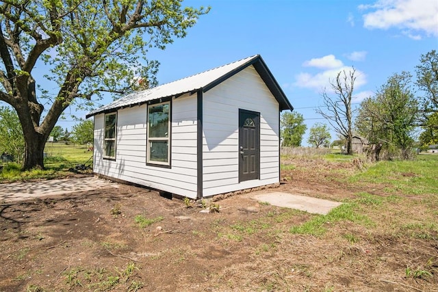 view of outdoor structure featuring an outbuilding