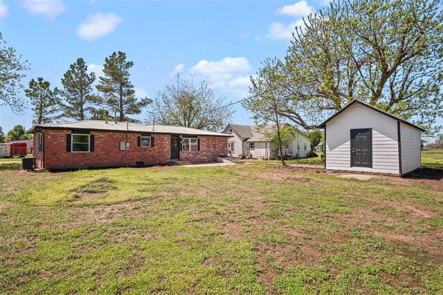 view of yard featuring an outdoor structure and a shed