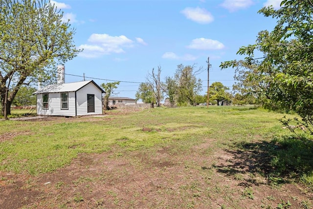 view of yard with an outbuilding