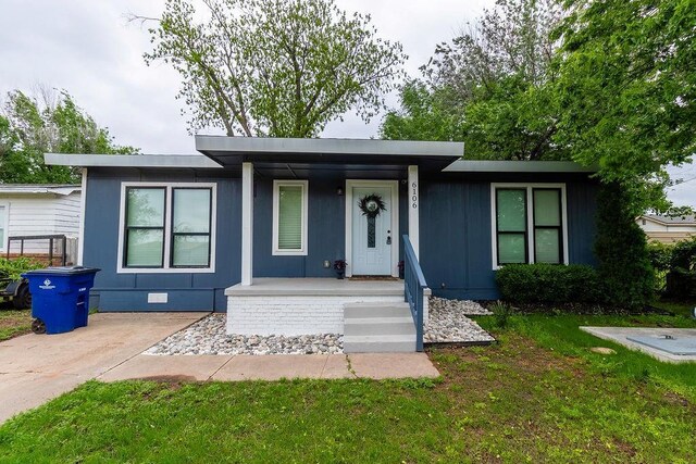 view of front facade featuring a porch, crawl space, and a front yard