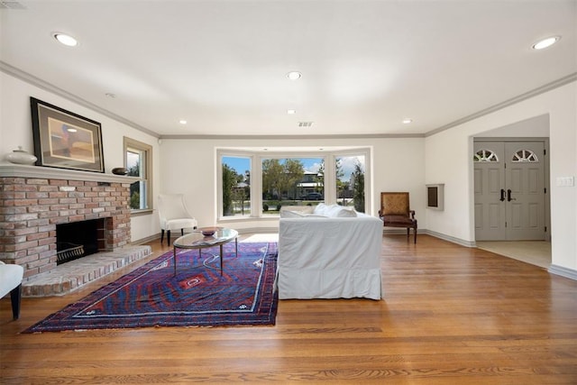 living room featuring recessed lighting, wood finished floors, and ornamental molding