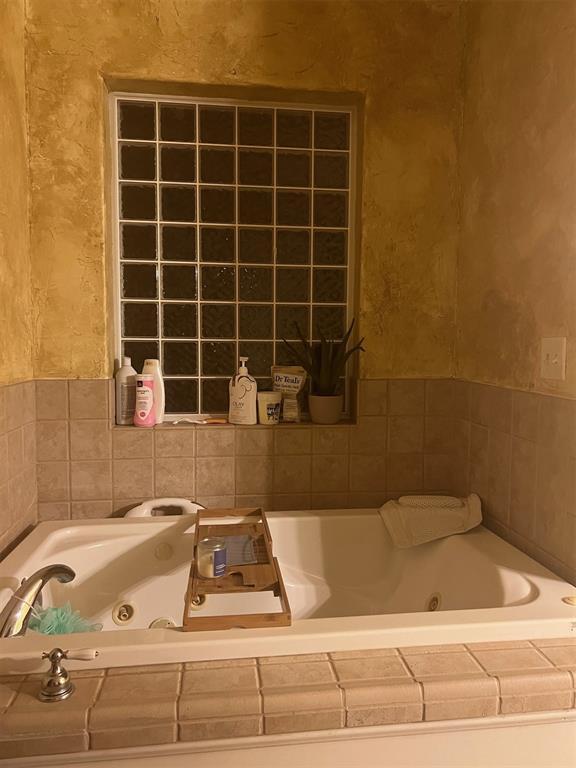 501 S 7th St, Okemah, OK 74859 - bathroom with a whirlpool tub