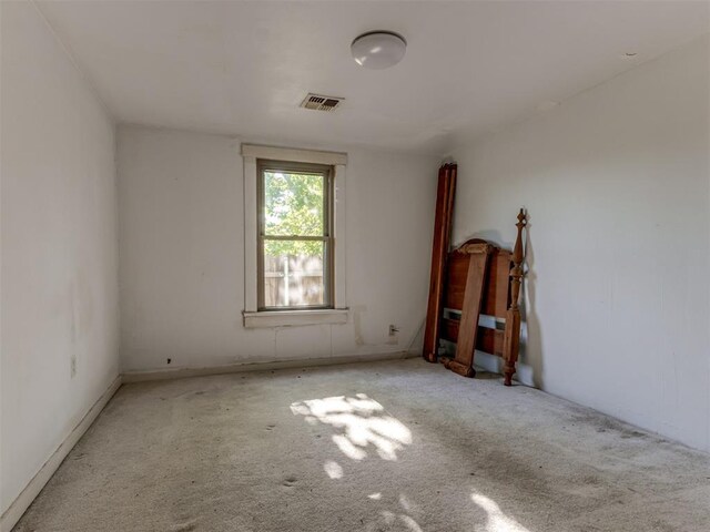 spare room featuring visible vents and carpet floors