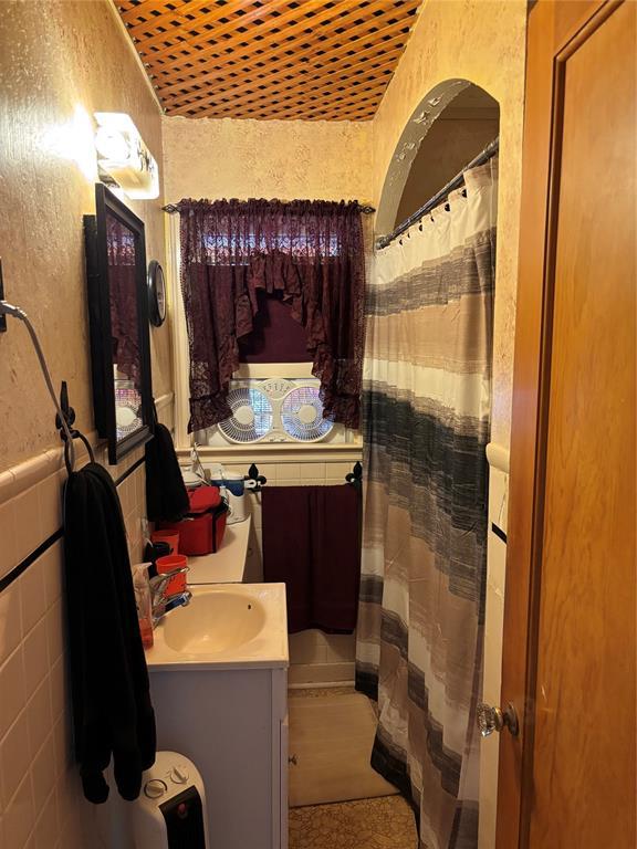 27582 N 2840th Rd, Okarche, OK 73762 - bathroom with vanity, a textured wall, and a shower with shower curtain