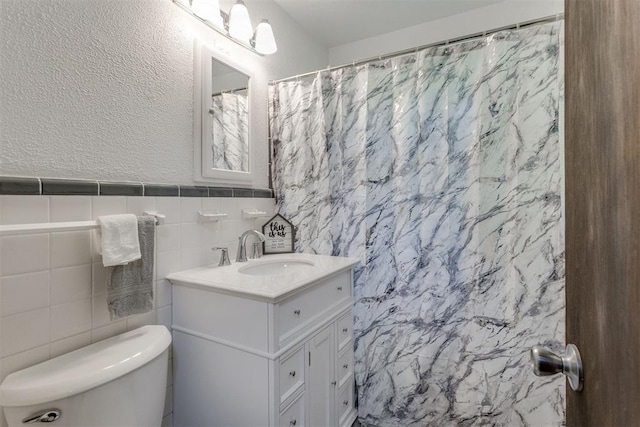 10 Burk Way, Del City, OK 73115 - full bath featuring a shower with shower curtain, tile walls, toilet, and vanity