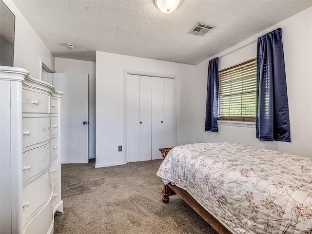 2909 Wheeler Ct, Oklahoma City, OK 73127 - bedroom with a textured ceiling, carpet floors, visible vents, and a closet