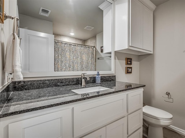 bathroom with vanity, a shower with shower curtain, toilet, and visible vents