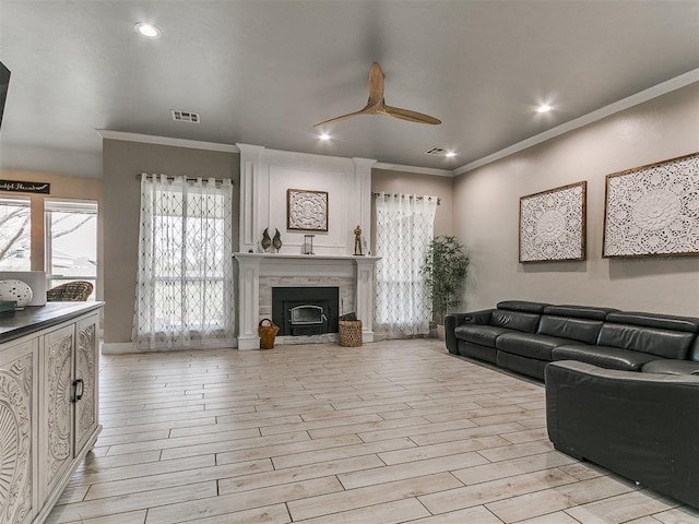 living area with recessed lighting, visible vents, ornamental molding, light wood-style flooring, and ceiling fan