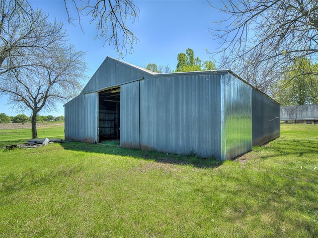 view of pole building featuring a yard