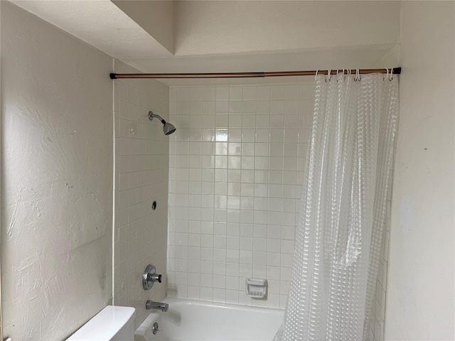 bathroom featuring shower / bath combo