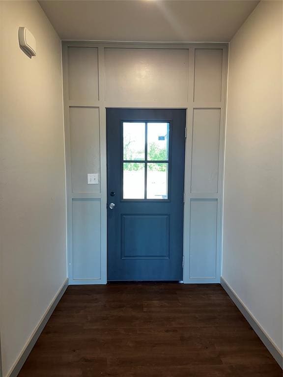 211 Shavano St, Shawnee, OK 74804 - entryway featuring dark wood-type flooring and baseboards