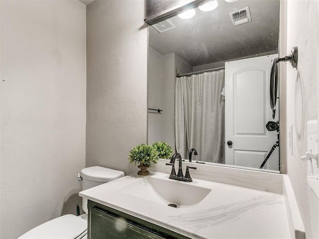 13612 Calabria Trl, Oklahoma City, OK 73170 - full bathroom featuring visible vents, toilet, and vanity