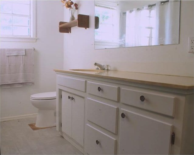 107 S 10th St, Davis, OK 73030 - bathroom featuring vanity, toilet, plenty of natural light, and baseboards