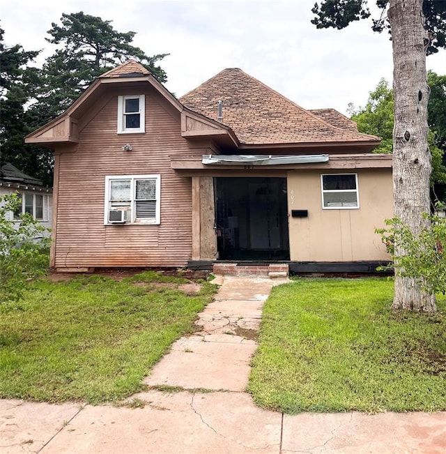 607 E Liveoak St, Altus, OK 73521 - bungalow-style house featuring a front yard and cooling unit