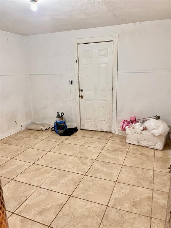 607 E Liveoak St, Altus, OK 73521 - unfurnished room with light tile patterned flooring