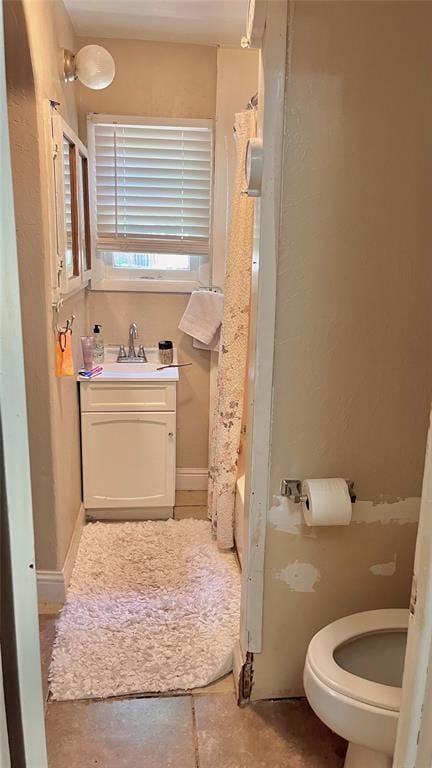 607 E Liveoak St, Altus, OK 73521 - bathroom with vanity and shower / bath combo with shower curtain