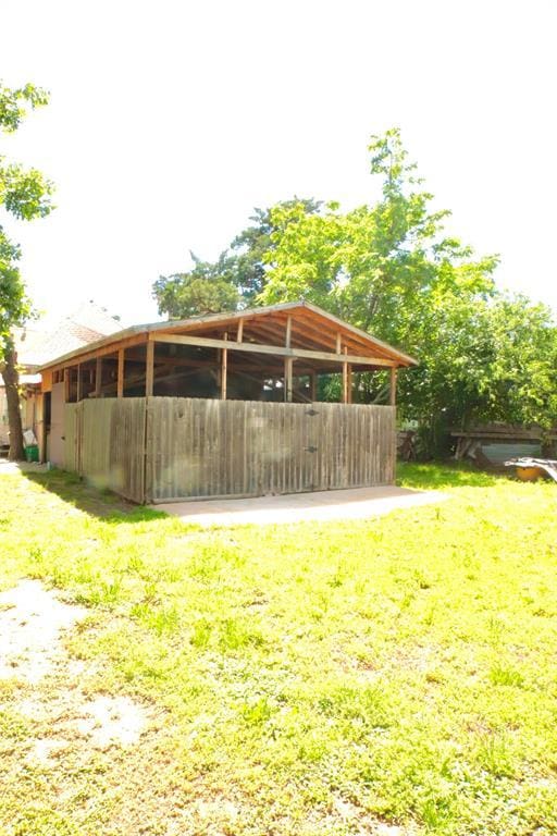607 E Liveoak St, Altus, OK 73521 - view of yard