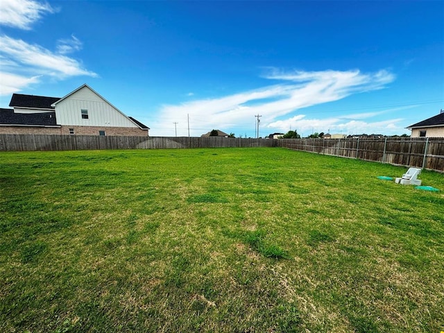 view of yard featuring a fenced backyard