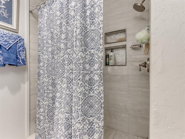 bathroom featuring tiled shower