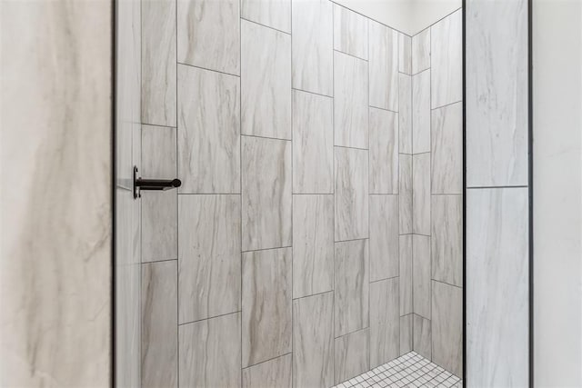 details featuring tiled shower