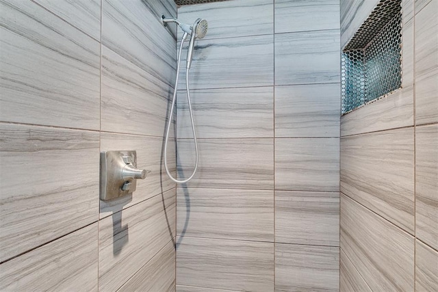 7705 Rumsey Rd, Oklahoma City, OK 73132 - full bath featuring a tile shower
