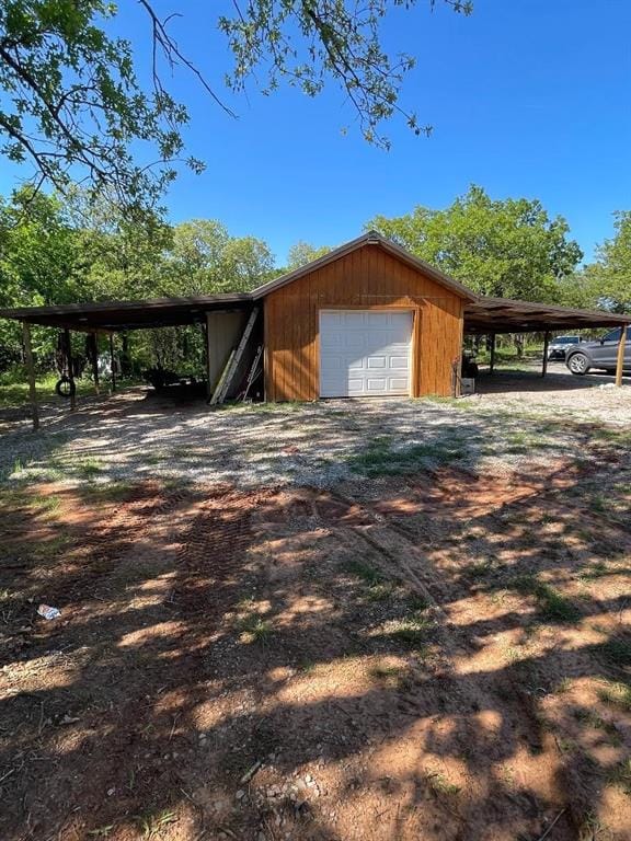 view of outdoor structure with driveway and an outdoor structure