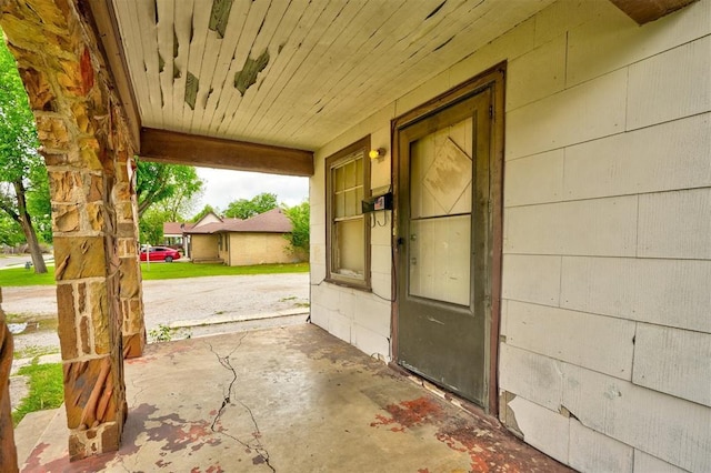 property entrance with covered porch