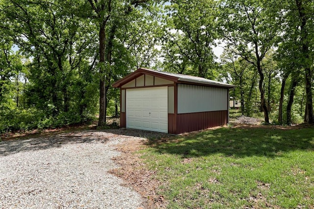 detached garage featuring gravel driveway