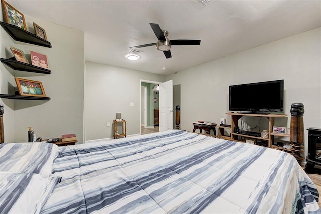 bedroom with ceiling fan