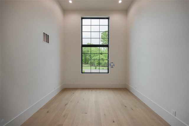 empty room with baseboards, visible vents, and recessed lighting