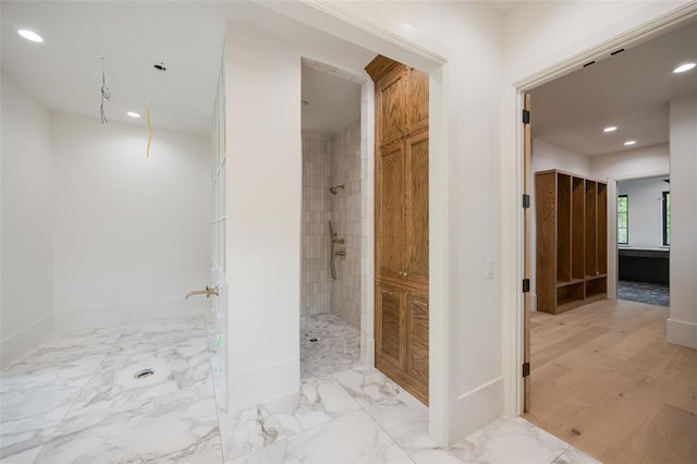 full bath with baseboards, recessed lighting, and tiled shower