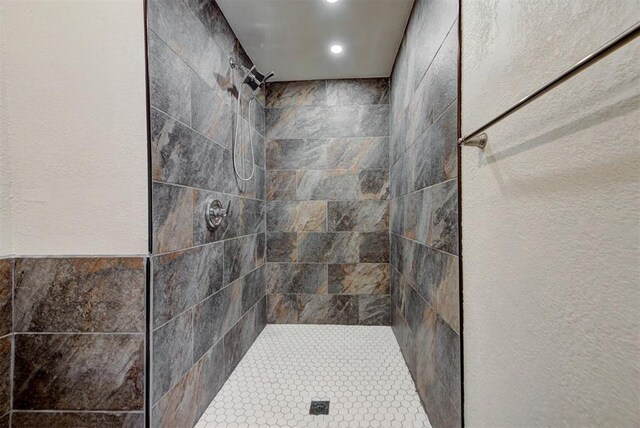 full bathroom with recessed lighting and tiled shower