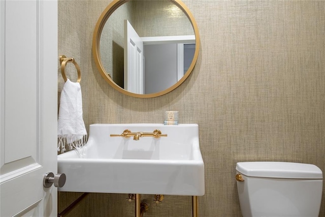 1421 Glenbrook Ter, Nichols Hills, OK 73116 - half bath featuring a sink and toilet