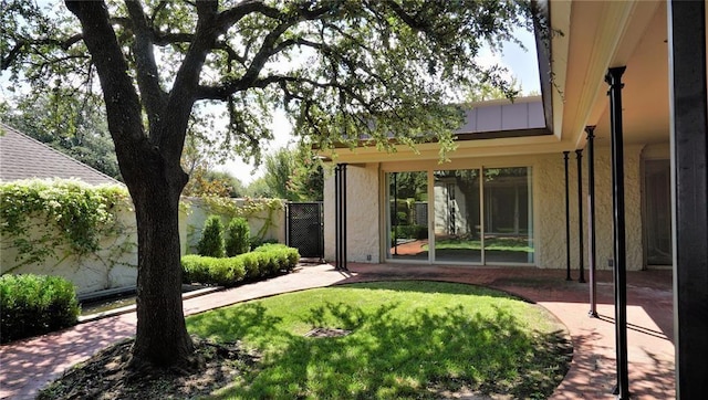 1421 Glenbrook Ter, Nichols Hills, OK 73116 - view of yard featuring fence and a patio area