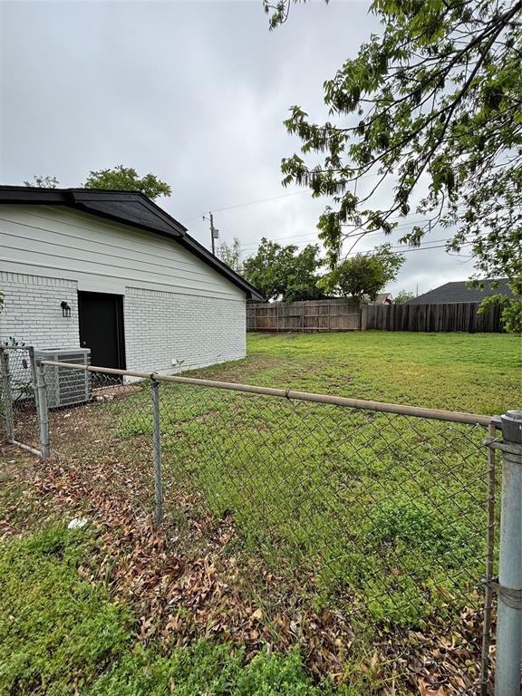 5213 Lombardy Ln, Oklahoma City, OK 73112 - view of yard featuring cooling unit