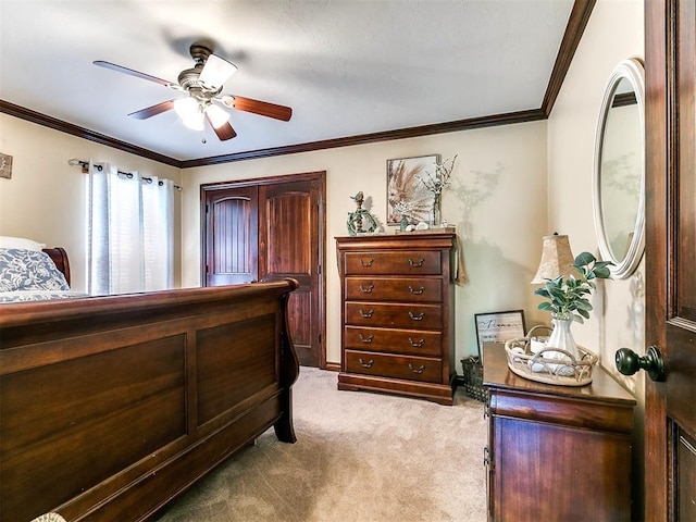 bedroom featuring light colored carpet, a ceiling fan, and crown molding