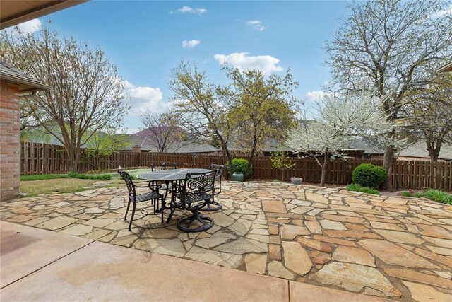 532 Conquistador Ct, Edmond, OK 73025 - view of patio featuring a fenced backyard and outdoor dining area