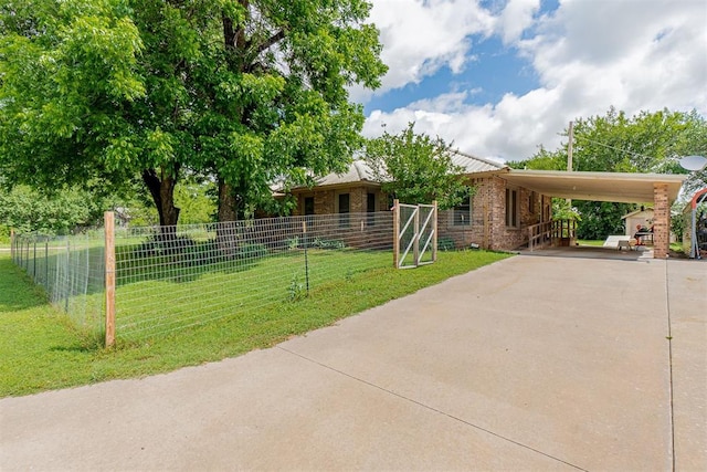 801 Lincoln St, Ryan, OK 73565 - view of front facade featuring driveway and a carport
