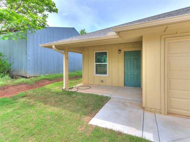 1823 E Rutgers Ave, Guthrie, OK 73044 - property entrance with a lawn and roof with shingles