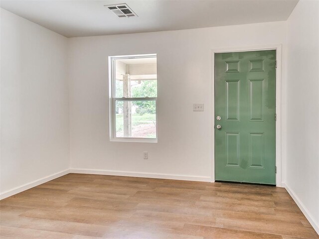 1823 E Rutgers Ave, Guthrie, OK 73044 - foyer entrance featuring visible vents, light wood finished floors, and baseboards