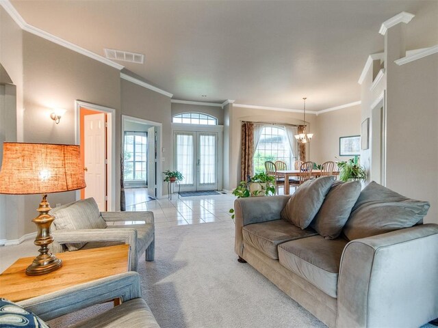 living area with crown molding, light tile patterned floors, visible vents, and an inviting chandelier
