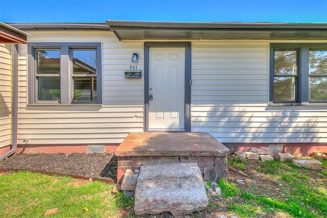 941 SW 48th St, Oklahoma City, OK 73109 - property entrance with crawl space