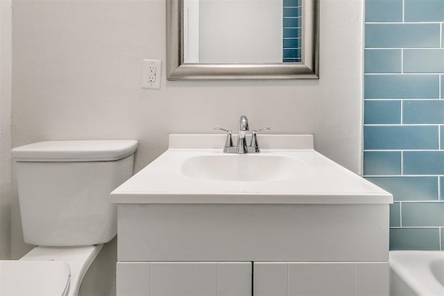 941 SW 48th St, Oklahoma City, OK 73109 - bathroom with toilet, vanity, and a tub