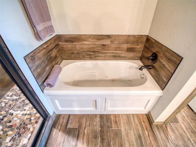 2216 Wheatheart Dr, Yukon, OK 73099 - bathroom featuring a tub with jets