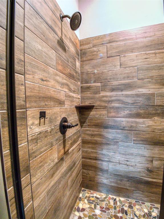 2216 Wheatheart Dr, Yukon, OK 73099 - interior details featuring tiled shower