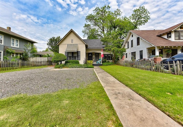 bungalow featuring fence and a front yard