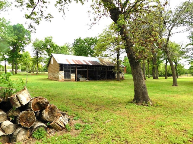 view of yard featuring an outbuilding