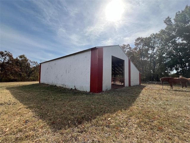 view of pole building with a lawn