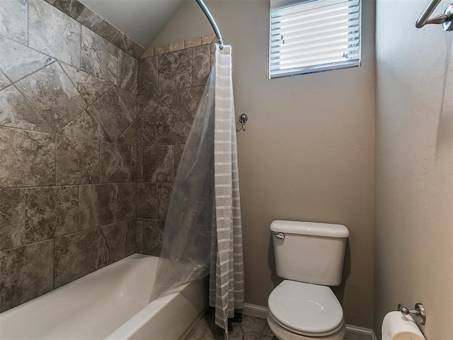 full bath featuring baseboards, shower / bathtub combination with curtain, and toilet
