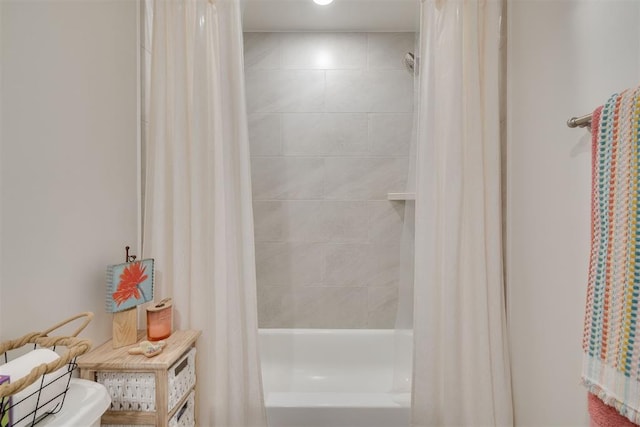 full bath with shower / tub combo with curtain